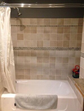 Shower, towels, soap, toilet paper - Beautiful, family-friendly home with yard and patio near Tufts, 10 min to Boston (Medford)