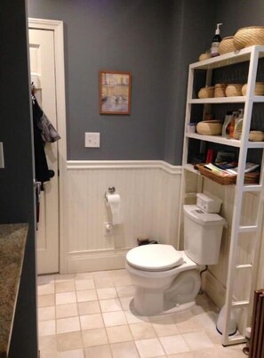 Shower, towels, soap, toilet paper - Beautiful, family-friendly home with yard and patio near Tufts, 10 min to Boston (Medford)
