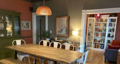 Beautiful, family-friendly home with yard and patio near Tufts, 10 min to Boston