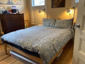 3 bedrooms, free WiFi, bed sheets - Beautiful, family-friendly home with yard and patio near Tufts, 10 min to Boston (Medford)