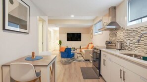 Réfrigérateur, four à micro-ondes, un four, surface de cuisson