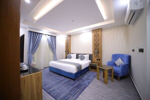 Caixa forta a l'habitació i espai de treball apte per a portàtils 