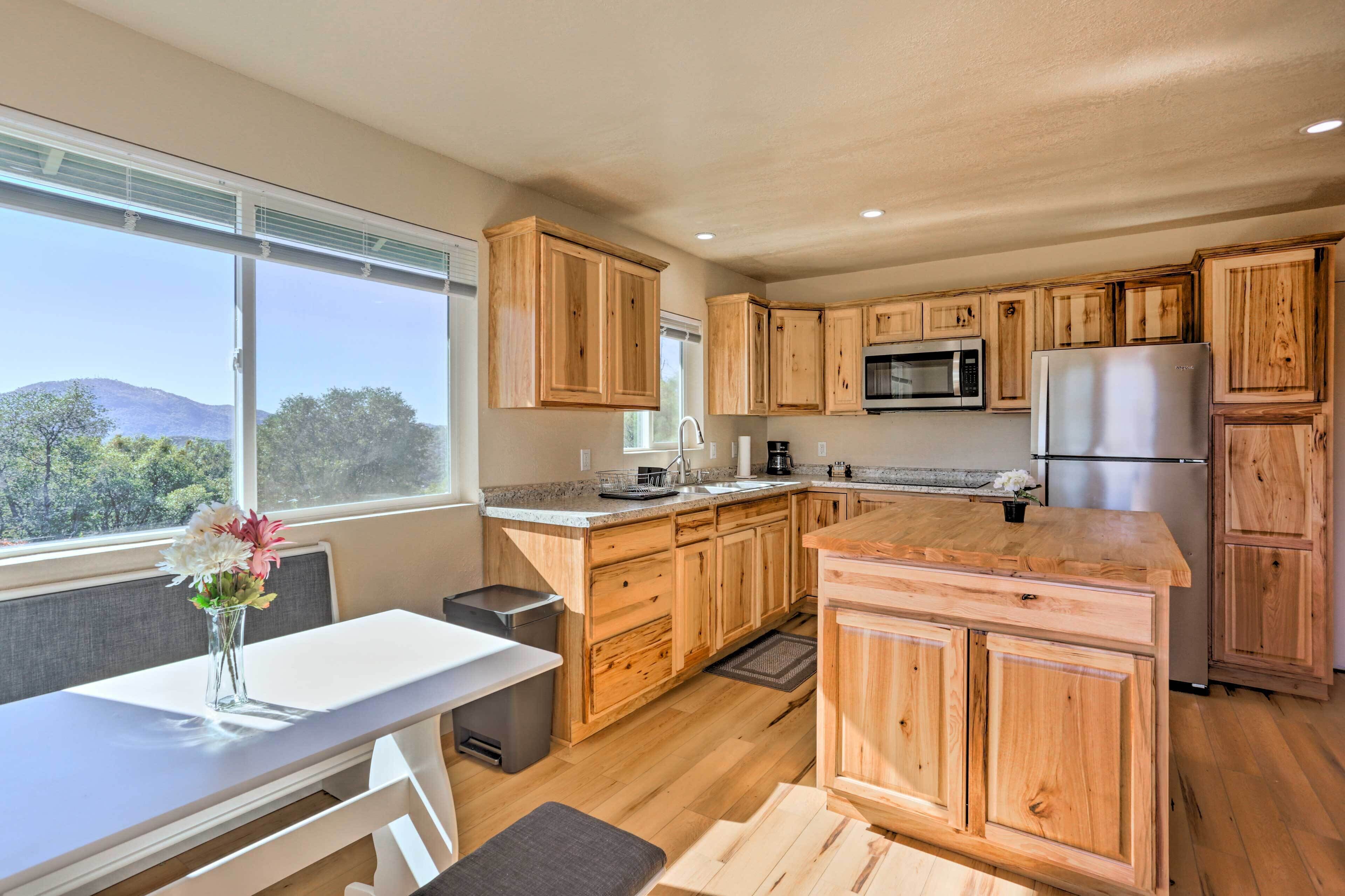 Oakhurst Duplex ~ 13 Mi to Yosemite National Park!