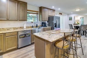 Fridge, microwave, stovetop, dishwasher