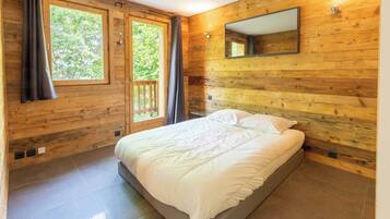 3 slaapkamers, een bureau, reisbedje, wifi