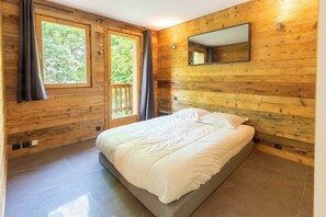 3 bedrooms, desk, travel cot, WiFi