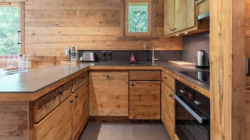 Frigorífico, microondas, horno y placa de cocina