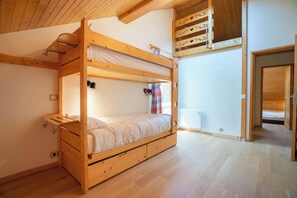 3 quartos, escrivaninha, berço de viagem, Wi-Fi