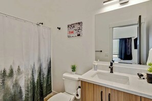 Shower, hair dryer - Cozy home w/75in tv & pet‑friendly (Salt Lake City)
