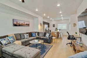 TV, offices - Cozy home w/75in tv & pet‑friendly (Salt Lake City)