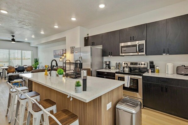 Kjøleskap, mikrobølgeovn, ovn og kokeplater