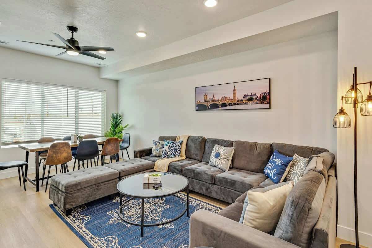 Una televisión, una oficina