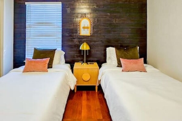 4 habitaciones, tabla de planchar con plancha, wifi y ropa de cama
