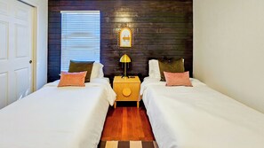 4 室のベッドルーム、デスク、アイロン / アイロン台、旅行用ベビーベッド