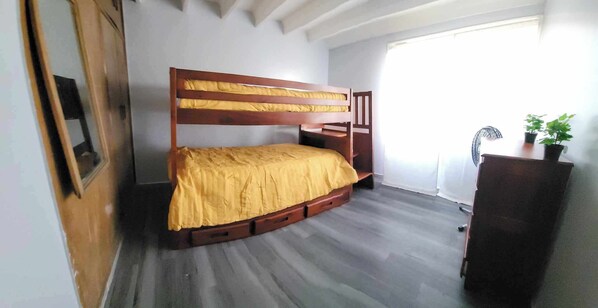 3 habitaciones, tabla de planchar con plancha y ropa de cama