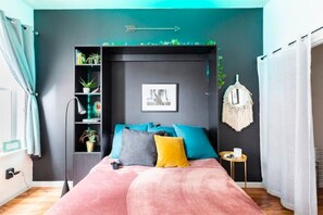 2 室のベッドルーム、セーフティボックス (室内)、デスク、アイロン / アイロン台