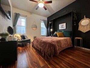 2 habitaciones, caja de seguridad en la habitación y escritorio