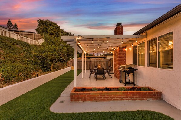 Outdoor dining - <15 min to Beaches, Downtown, more! Modern Getaway (San Diego)