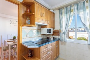 Kjøleskap, mikrobølgeovn, kokeplater og kaffetrakter/tekoker