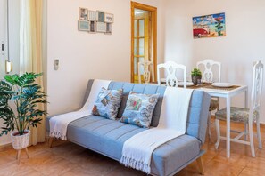 Smart TV, books - Piso Céntrico en Fuengirola Junto Renfe y Bus a 3 Minutos de la Playa Andando (Fuengirola)