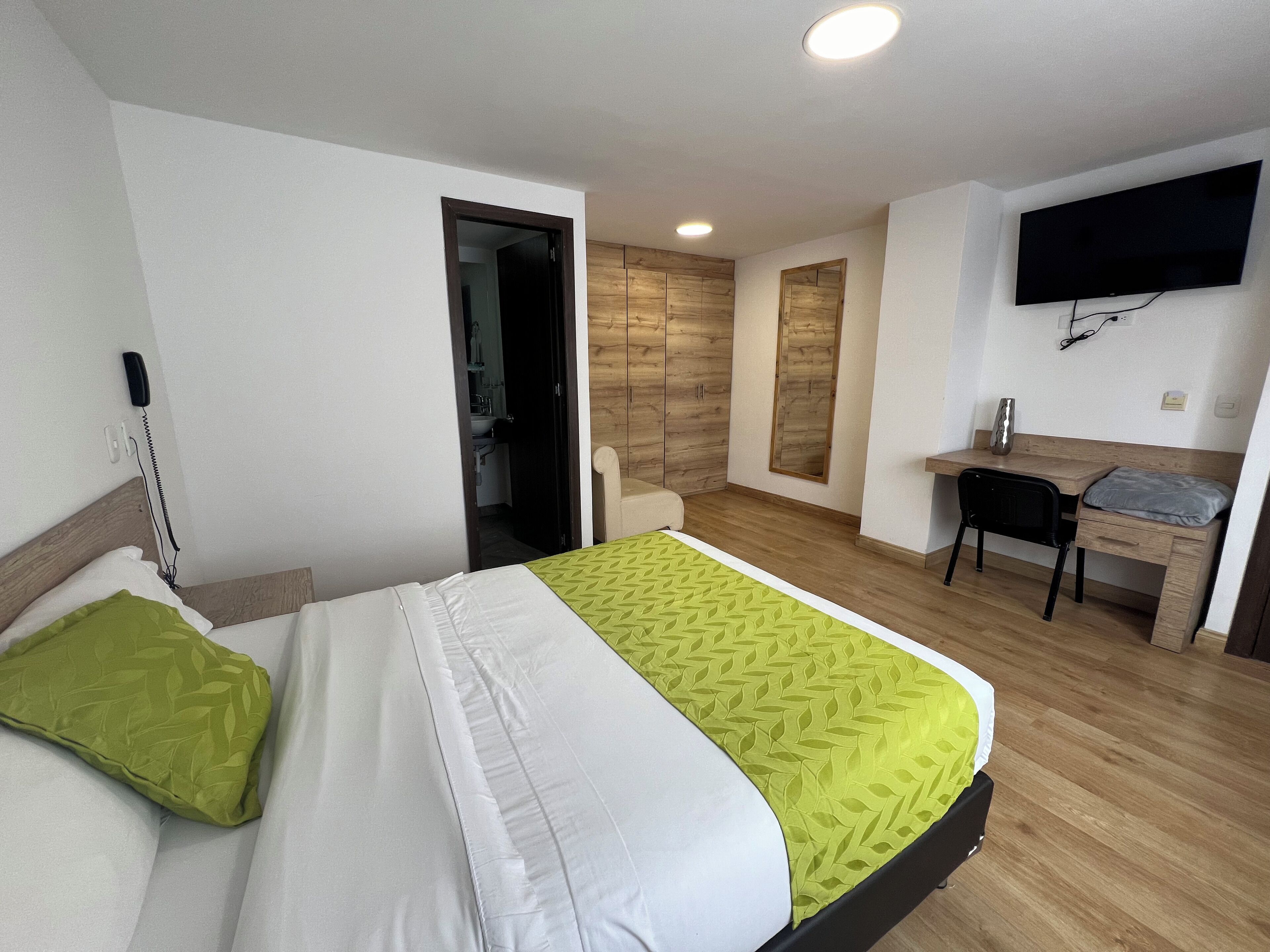Suíte, banheira de imersão | Escrivaninha, cortinas blackout, Wi-Fi de cortesia, roupa de cama