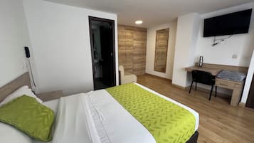 Suíte, banheira de imersão | Escrivaninha, cortinas blackout, Wi-Fi de cortesia, roupa de cama