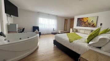Escritorio, cortinas blackout, wifi gratis y ropa de cama