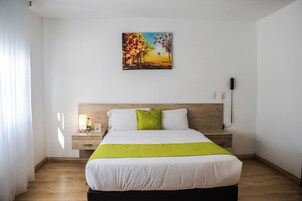 Quarto casal standard | Escrivaninha, cortinas blackout, Wi-Fi de cortesia, roupa de cama