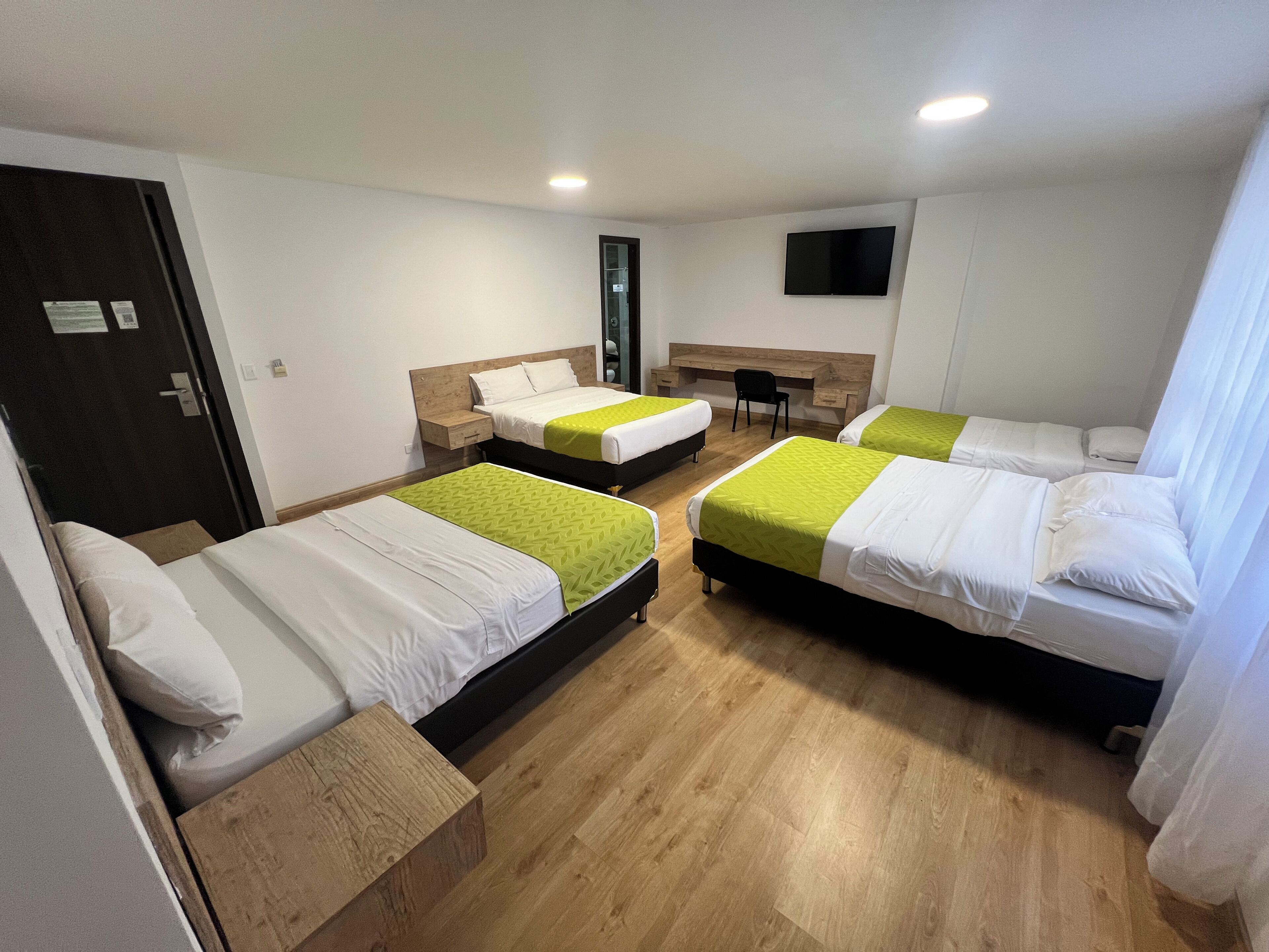 Family Room | Bathroom | Towels, soap, shampoo, toilet paper