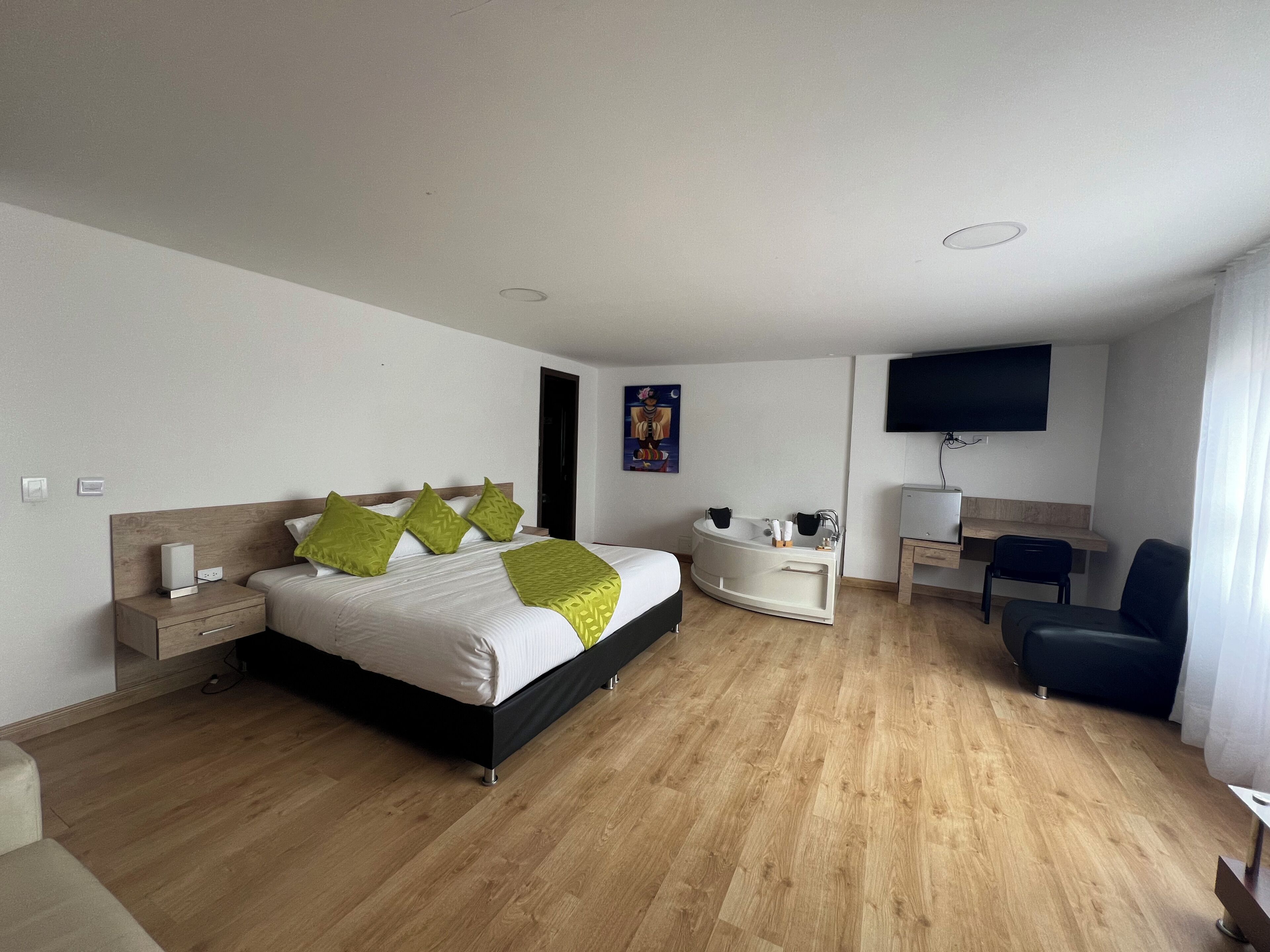 Suite, Hot Tub | Desk, blackout drapes, free WiFi, bed sheets