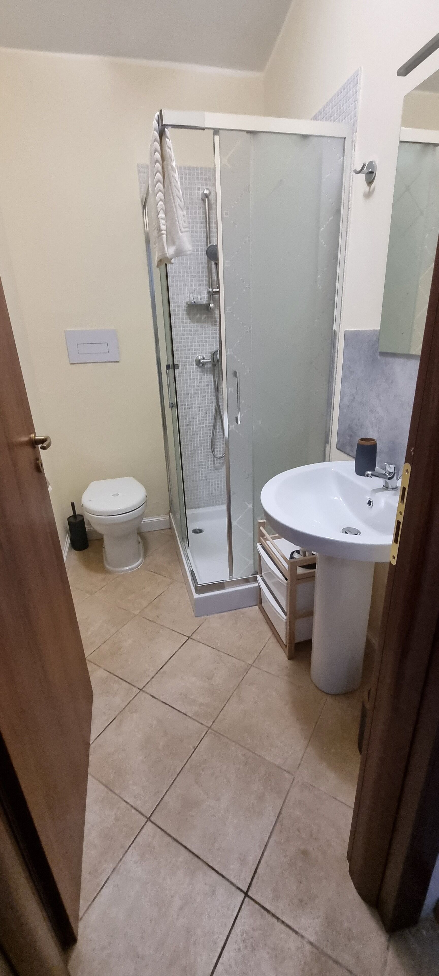 Douche, sèche-cheveux, serviettes fournies, savon