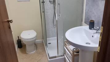 Douche, sèche-cheveux, serviettes fournies, savon