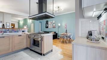 Fridge, microwave, oven, stovetop