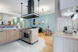 ثلاجة، ميكروويف، فرن، موقد طهي مسطح