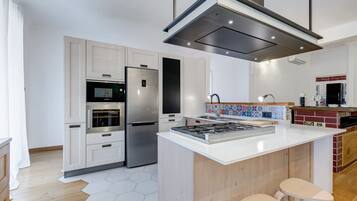 Fridge, microwave, oven, stovetop