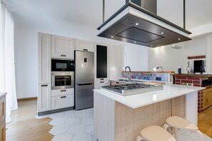 ثلاجة، ميكروويف، فرن، موقد طهي مسطح