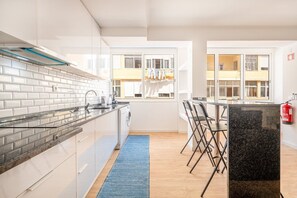 Kylskåp, mikrovågsugn, ugn och diskmaskin