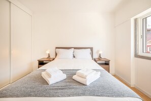 2 sovrum, skrivbord, strykjärn/strykbräda och internet