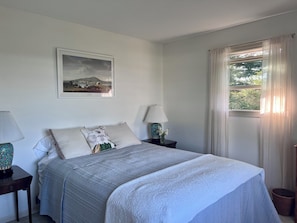 3 bedrooms, iron/ironing board, free WiFi, bed sheets - Peaceful vacation home with stunning ocean views and private woods (Hancock)