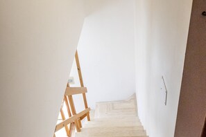 Un escalier avec des rampes en bois menant à un palier.