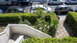Ein Parkplatz mit Autos und einem Betongebäude.