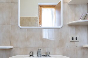 Shower, bidet, towels - M370 - Marcelli, studio flat with terrace (Marcelli)