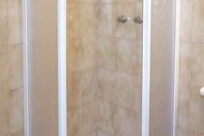 Douche, bidet, serviettes fournies