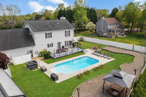 Hot tub, Fire-pit, Pool Table, Heated Pool