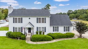 Exterior - Hot tub, Fire-pit, Pool Table, Heated Pool (Jamestown)