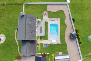 Outdoor pool, a heated pool - Hot tub, Fire-pit, Pool Table, Heated Pool (Jamestown)