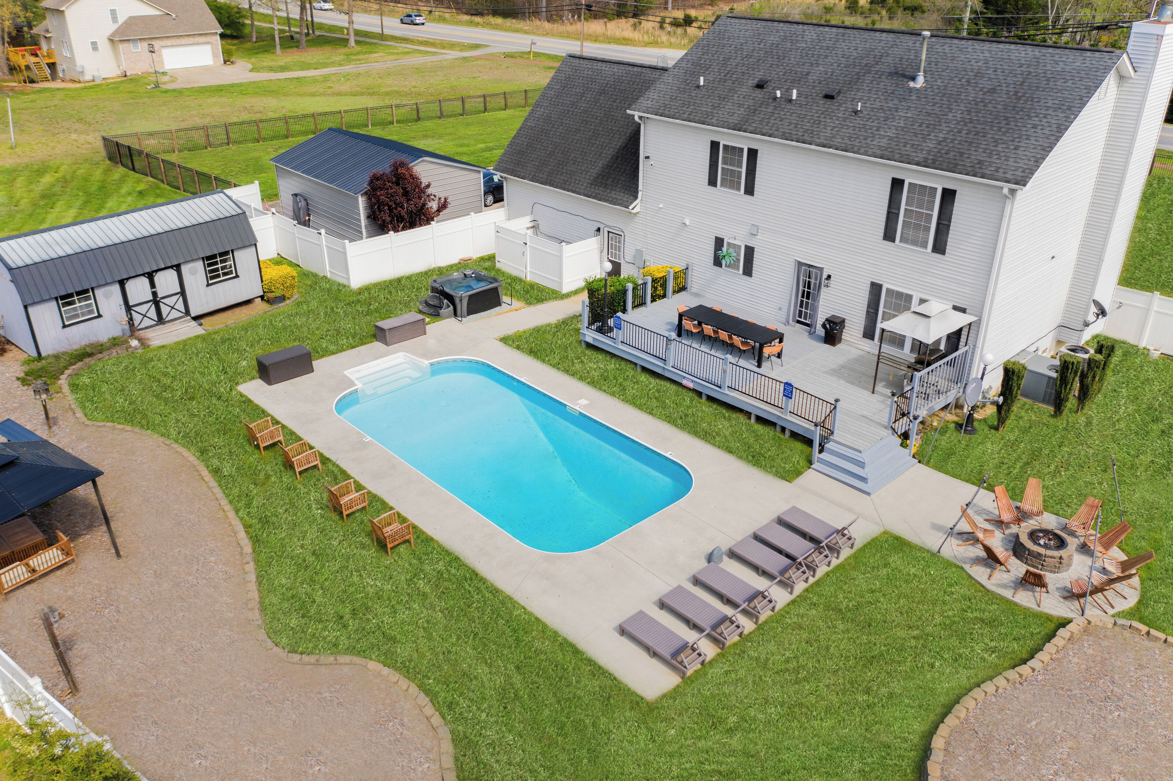 Triad Haven - Heated Pool, Fire-Pit, Pool Table, King Beds