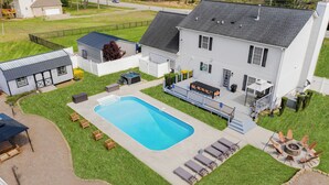 A residential property with a swimming pool, outdoor seating, and a fire pit. - Hot tub, Fire-pit, Pool Table, Heated Pool (Jamestown)