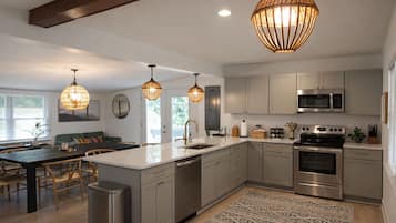 Réfrigérateur, four à micro-ondes, un four, surface de cuisson