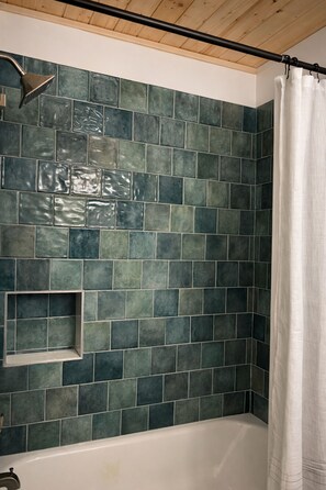 Een douche, een haardroger, handdoeken, zeep